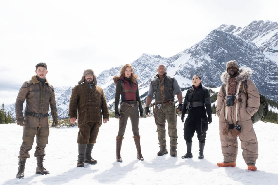 Die sechs Avatare vereint von links nach rechts: Jefferson McDonough (Nick Jonas), Prof. Shelly Oberon (Jack Black), Ruby Roundhouse (Karen Gillan), Dr. Smolder Bravestone (Dwayne Johnson), Ming (Awkwafina) und Moose Finbar (Kevin Hart).