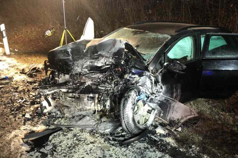 Die Autos fingen nach dem Zusammenstoß Feuer.