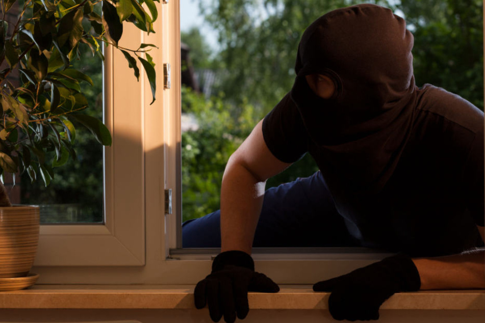 Die Maskierten trugen ihr Opfer aus dem Haus und rauschten mit einem Bully davon. (Symbolbild)