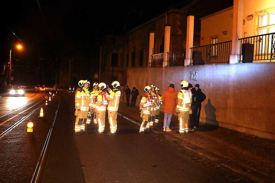 Rettungskräfte sichern die Straße.