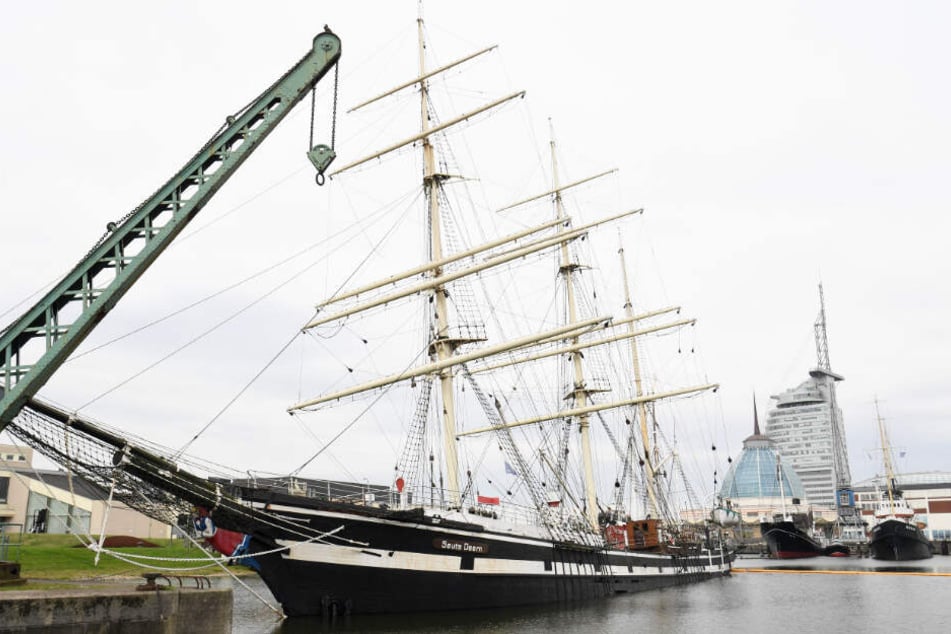 Das historische Segelschiff "Seute Deern" liegt nach einem Wassereinbruch auf dem Grund des Hafenbeckens.