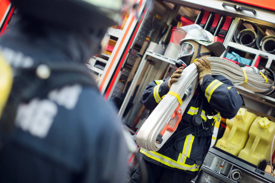 Mit Atemschutzmasken betraten die Feuerwehrleute das Haus. (Symbolbild)
