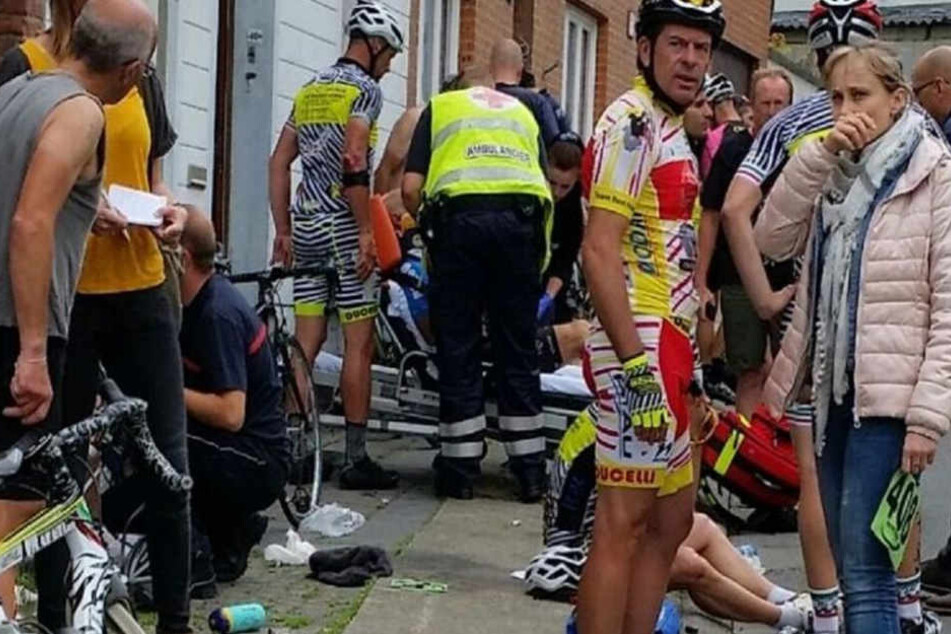 Die verletzten Radfahrer werden von Rettungskräften versorgt.