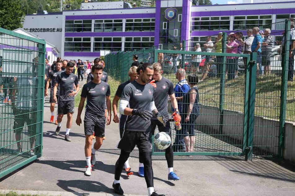 Daniel Haas (v.) beim Trainingsauftakt vor knapp zwei Wochen. Er gehört jetzt auch mit zum Trainerteam.