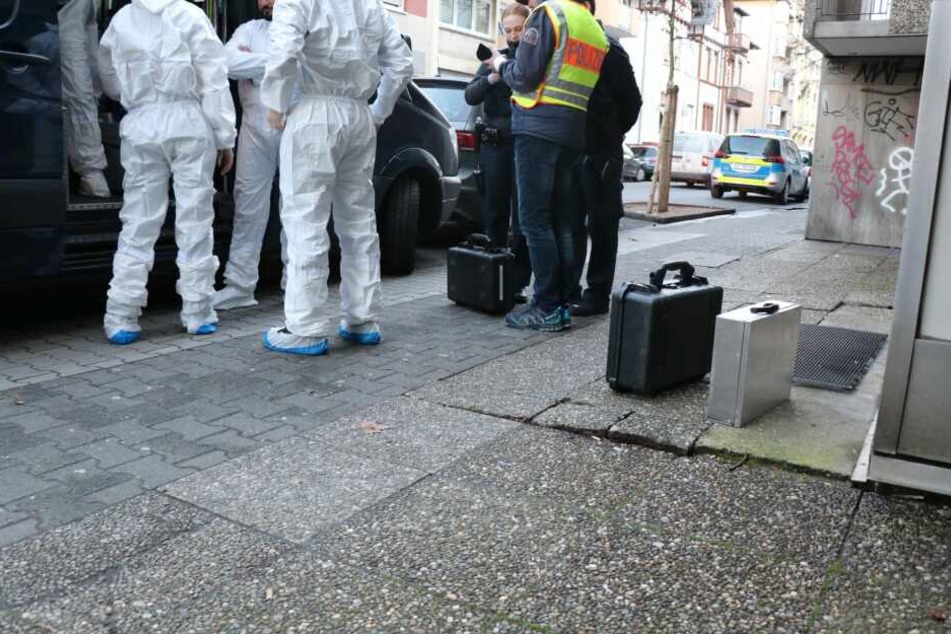 Das Foto zeigt Beamte der Spurensicherung am Tatort.