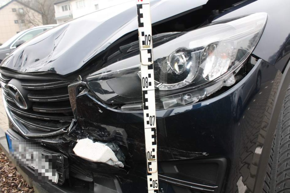 Nach ersten Ermittlungen spielte eine 23-jährige Autofahrerin kurz vor dem Crash am Handy.