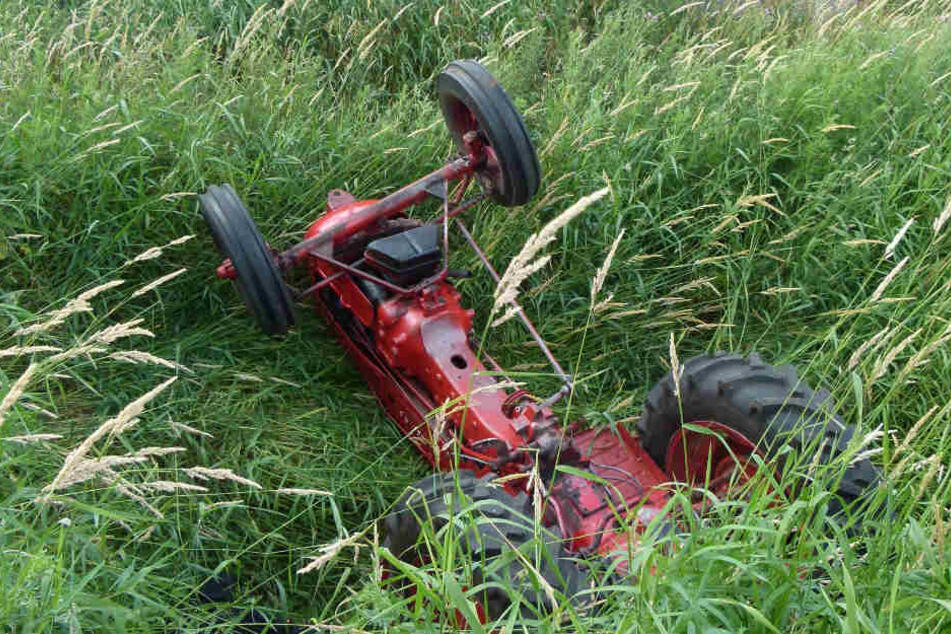 Der Traktor fiel in einen Graben und kippte um.