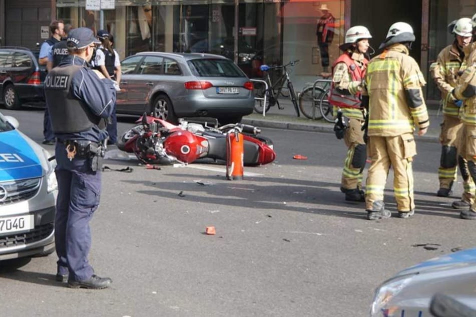Auf der Französischen Straße stießen ein Motorrad und zwei Fußgänger zusammen.