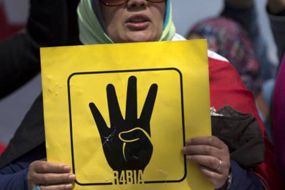 Die R4bia-Geste wurde im Kontext des Arabischen Frühlings in Ägypten bekannt.