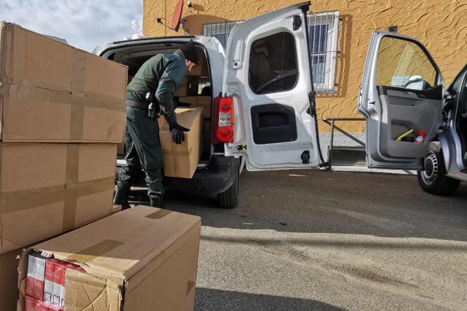 260.000 Zigaretten fand die Kemptener Bundespolizei auf der Ladefläche des Kleintransporters