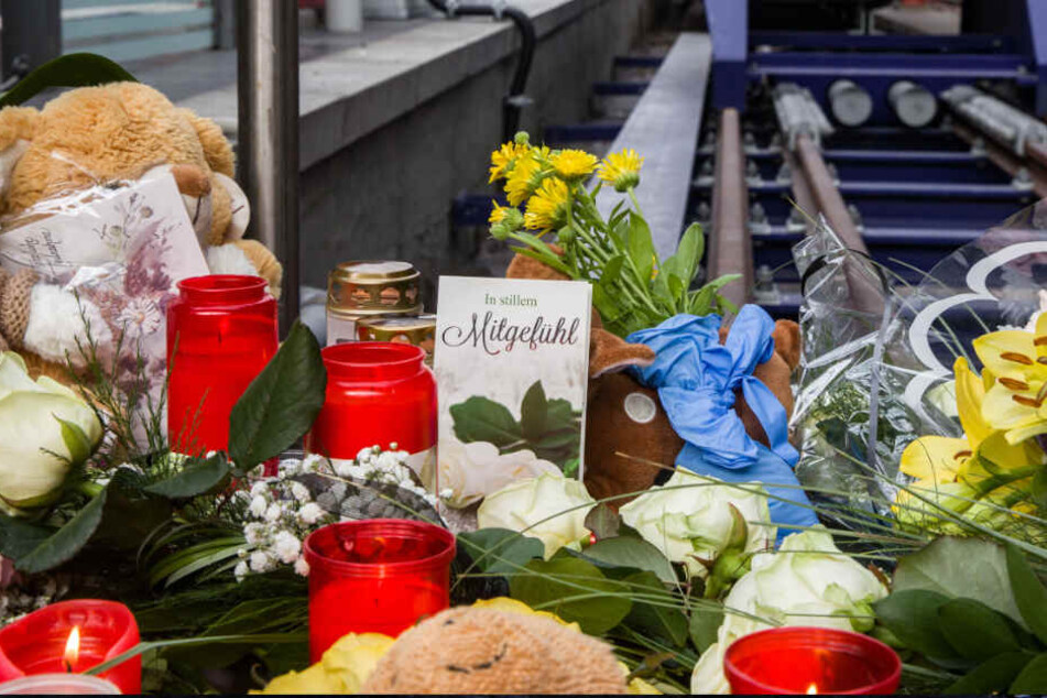 Das Foto vom Dienstag zeigt Kerzen, Blumen und Plüschtiere am Tatort im Hauptbahnhof Frankfurt.