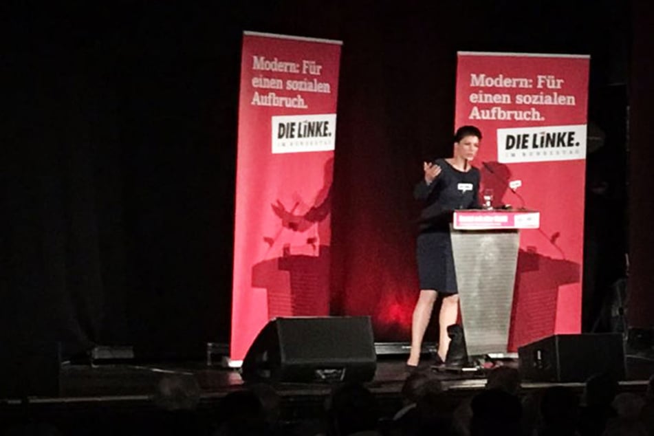Etwa eine Stunde sprach Sahra Wagenknecht (48) im Felsenkeller in Plagwitz, in dem auch schon Rosa Luxemburg auf der Bühne stand.