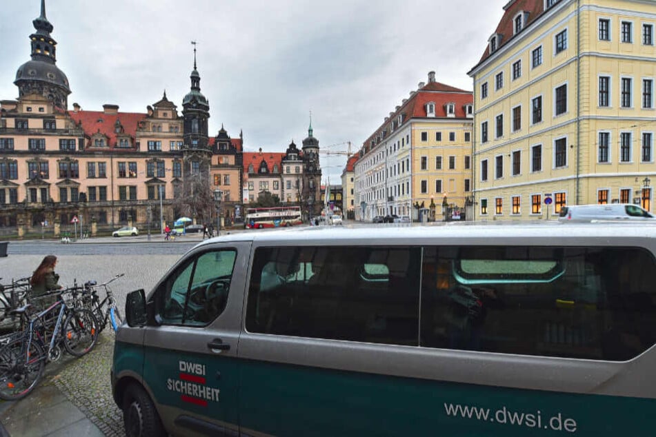 Der neue Wach-Bus vor dem Residenzschloss. Von hier aus haben die Sicherheitsmitarbeiter das Grüne Gewölbe nun auch von außen im Blick.