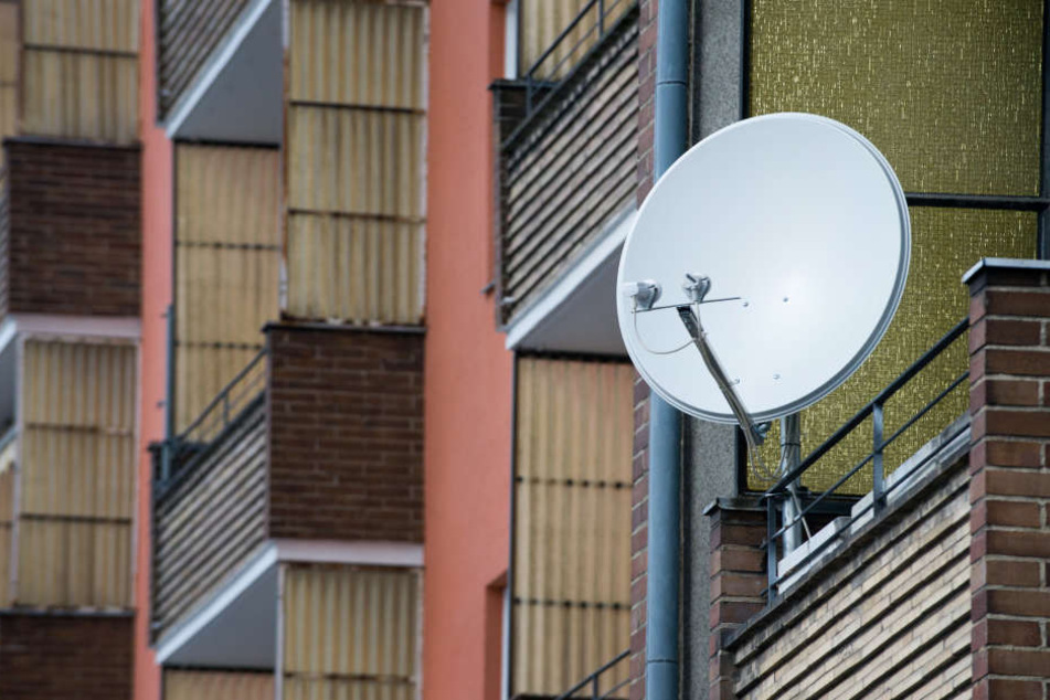 Der Mann ließ seine Satellitenschüssel für 790 Euro verlegen. (Symbolbild)