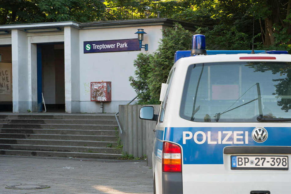 Vor dem S-Bahnhof Treptower Park steht ein Polizeiauto. Dort kam es am Montag zu einem Brandanschlag.