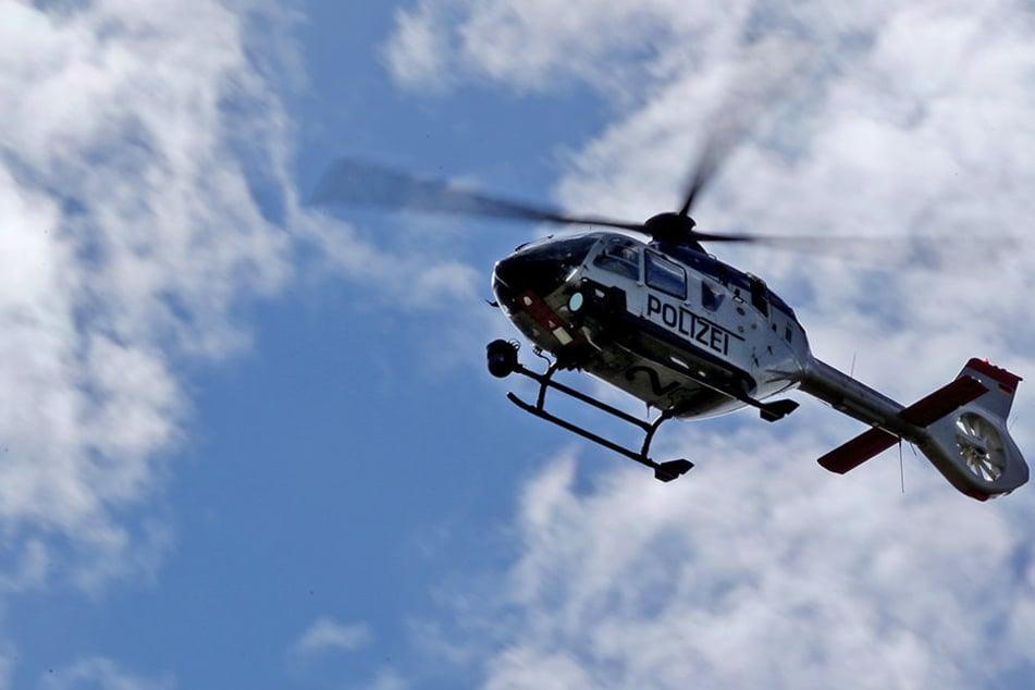Mit der Unterstützung durch einen Polizeihubschrauber suchten die Einsatzkräfte am Mittwoch in Bad Düben nach einem Mädchen. (Symbolbild)