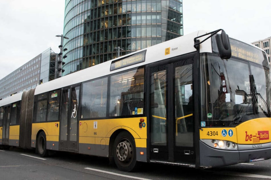 In einem Bus hatte der Mann versucht die Haare anzuzünden. (Symbolbild)