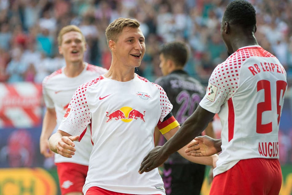 Kapitän und Abwehrchef Willi Orban (l.) hat seinen Vertrag bei RB Leipzig vorzeitig bis 2022 verlängert.