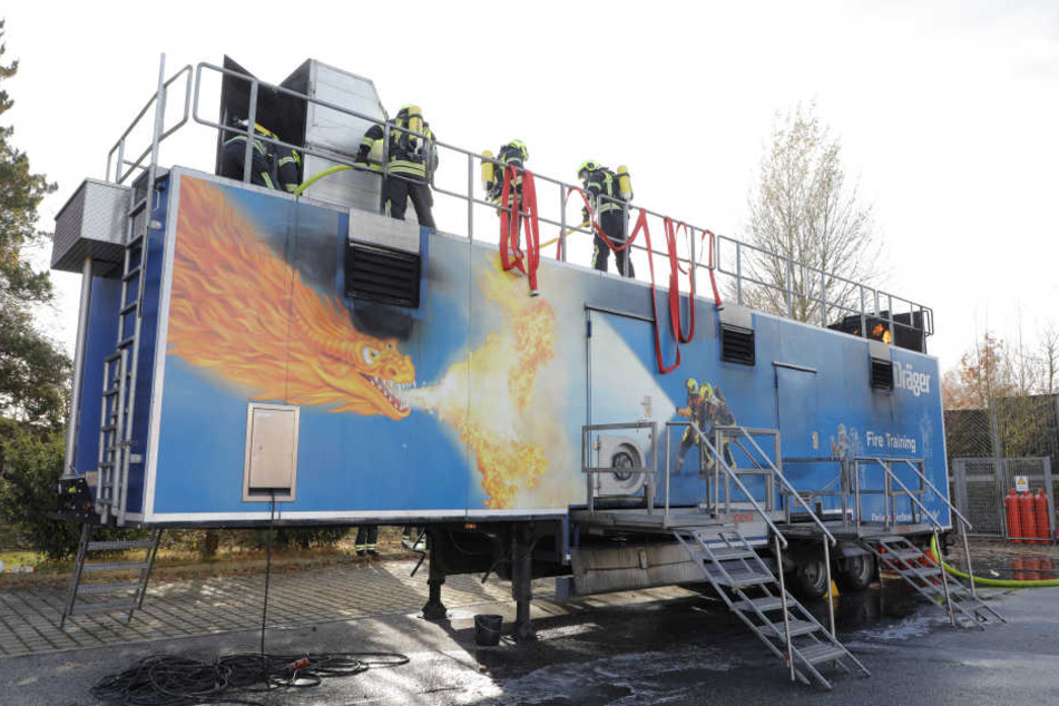 Der Brandcontainer ist auf einem Sattelschlepper aufgebaut. Hier können verschiedenen Brandszenarien simuliert werden.