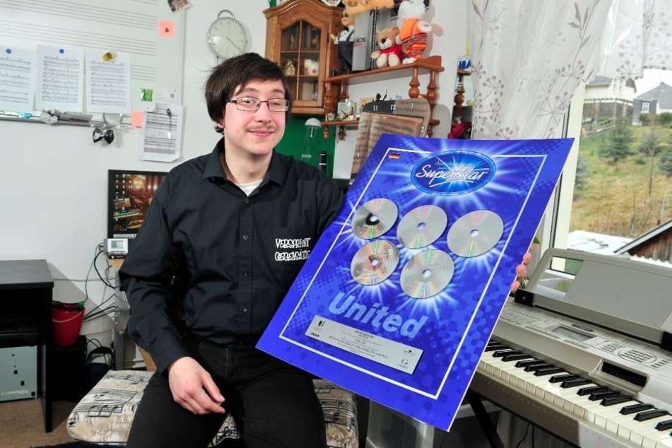 Rocco Jenkner mit einer von Dieter Bohlens Platin-Schallplatten, die der Pop-Titan dem Erzgebirger als Entschuldigung schenkte.