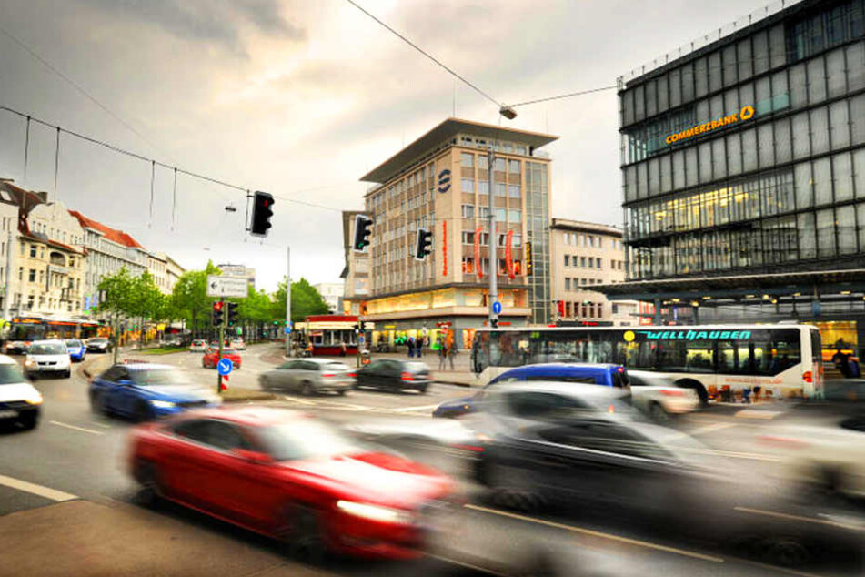 Bisher führt der Verkehr rund um den Jahnplatz über vier Spuren. Das könnte sich bald ändern.
