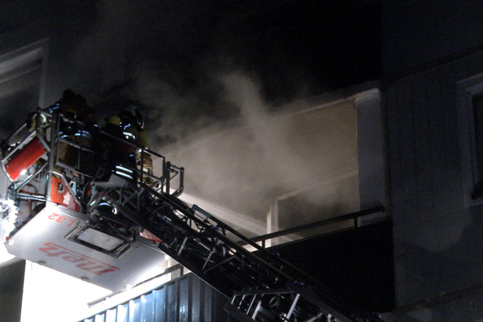 Bei einem Brand in einem 17-geschossigen Hochhaus in Dresden sind drei Menschen verletzt worden.