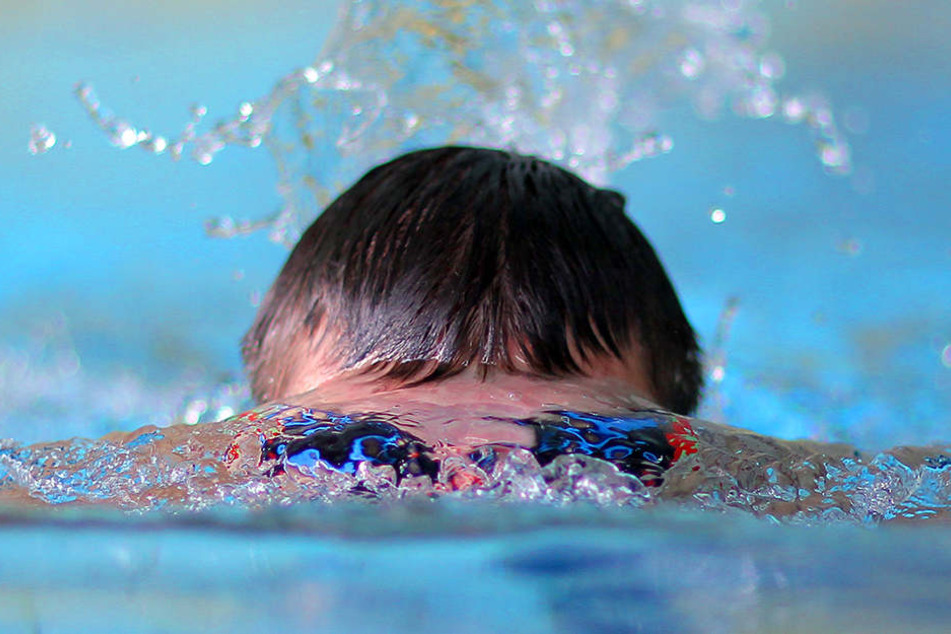 Mitten in der Nacht brach ein Dieb in ein Schwimmbad ein. Dort wurde er in Badehose von der Polizei erwischt. (Symbolbild)
