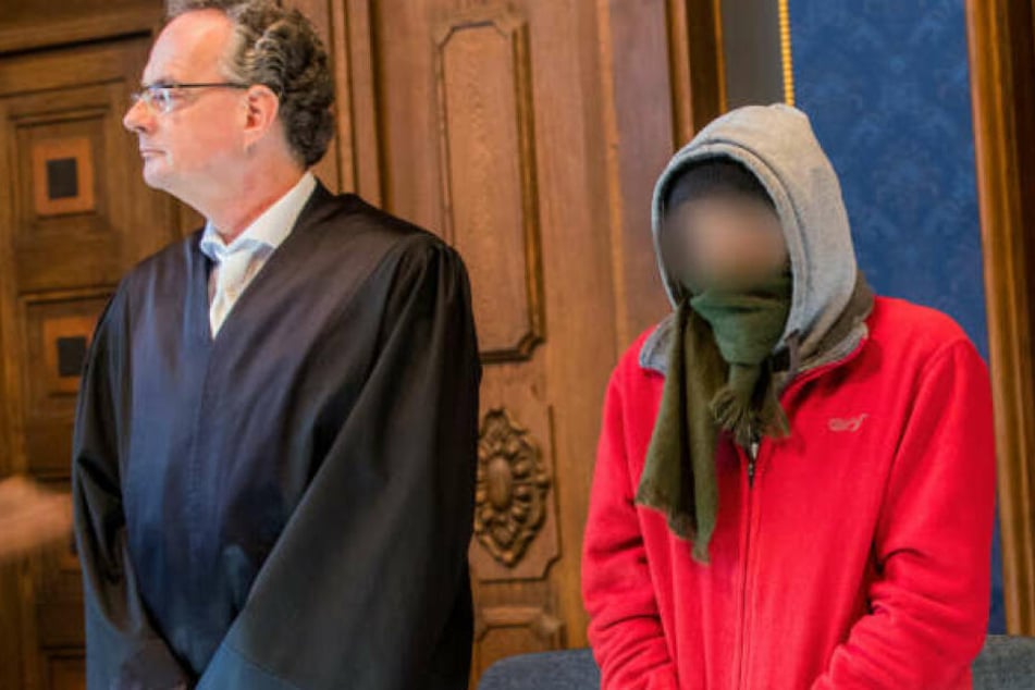 Der Angeklagte (rechts) steht zum Prozessbeginn neben seinem Anwalt Matthias Macht.