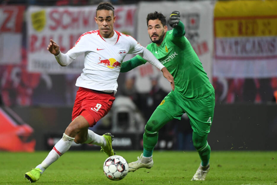 Yussuf Poulsen (l.) vergab Leipzigs dickstes Ding in der zweiten Halbzeit, Torhüter Roman Bürki (r.) war nach einem fatalen Fehler am Ende doch zur Stelle.