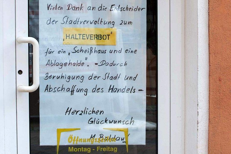Mit der Baustelle ist der Inhaber eines Ladens ganz und gar nicht einverstanden.