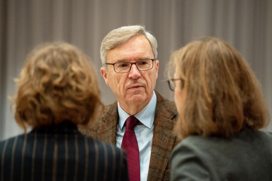 Der Gutachter Henning Saß unterhält sich mit Högels Anwältinnen Kirsten Hüfken (links) und Ulrike Baumann.