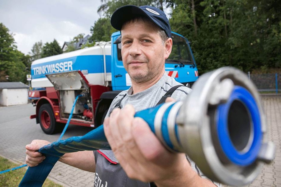 Carsten Herrmann ist neuerdings öfter mit dem Frischwasserwagen der "Erzgebirge Trinkwasser GmbH" unterwegs.