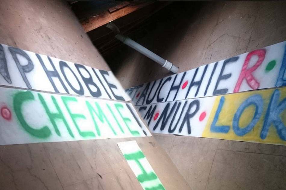 "Dank Ösi's jetzt auch hier die Bullenphobie, in Leipzig trotzdem nur Lok und Chemie!" - dieses Banner wurde vom Verein verboten.