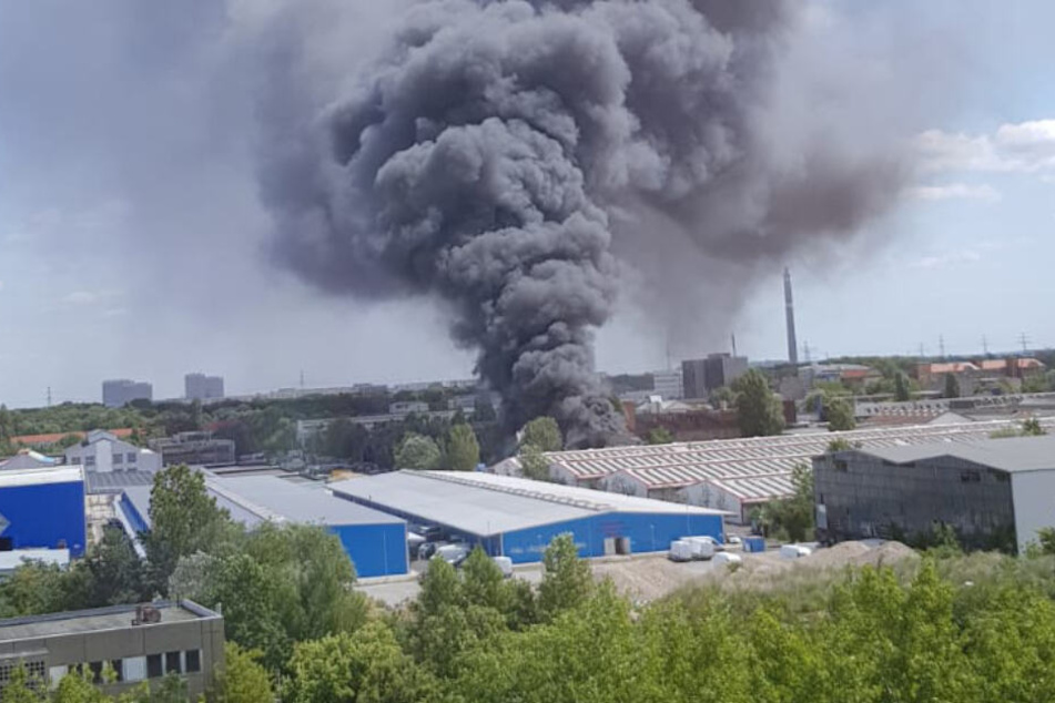 Eine Lagerhalle ist in Berlin-Lichtenberg in Brand geraten.