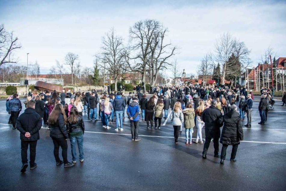 Zahlreiche Menschen waren gekommen, um an die Opfer zu gedenken.