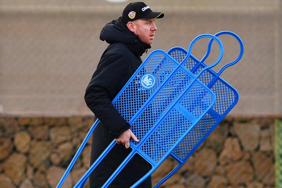 Einer, der auch selbst mal mit anpackt: Dynamo-Trainer Maik Walpurgis konnte sein Programm trotz des zeitweise schlechten Wetters durchziehen.