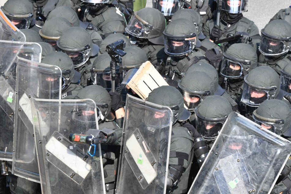 Polizisten gehen nahe der Landungsbrücken gegen Demonstranten vor. (Archivbild)