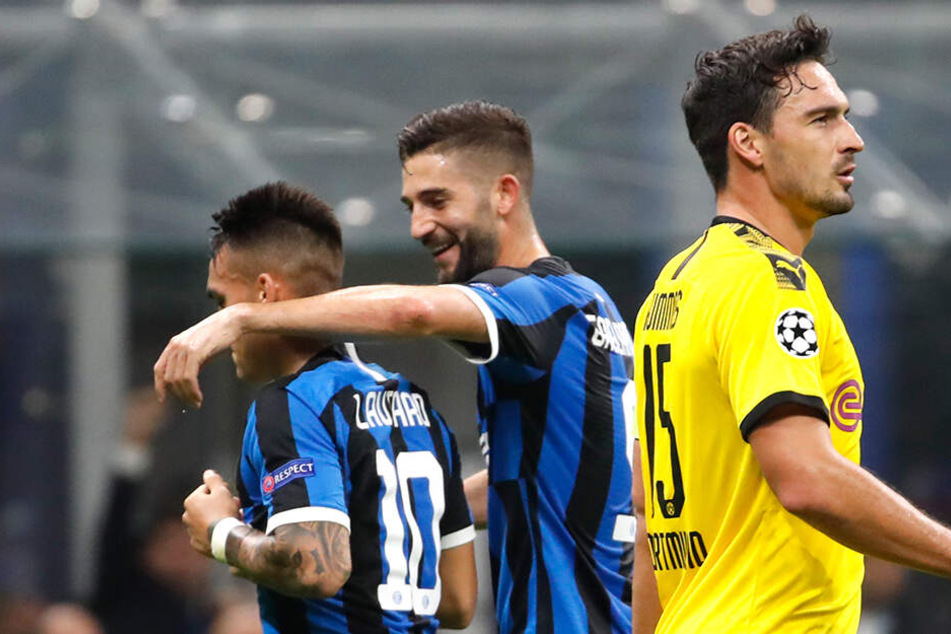 Die "Interista" jubeln über das Tor. Die Miene von Mats Hummels spricht dagegen Bände.