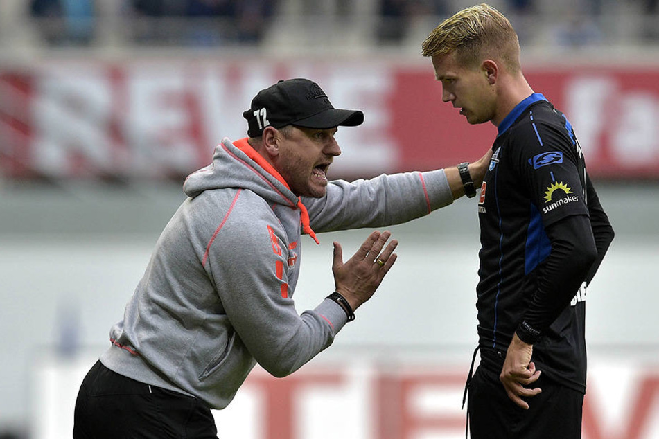 Steffen Baumgart (45) sagt seinen Spielern, wo es lang geht.