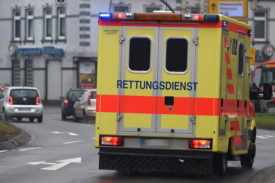 Ein Bielefelder (40) crashte mit seinem Kleintransporter in einen Krankenwagen.