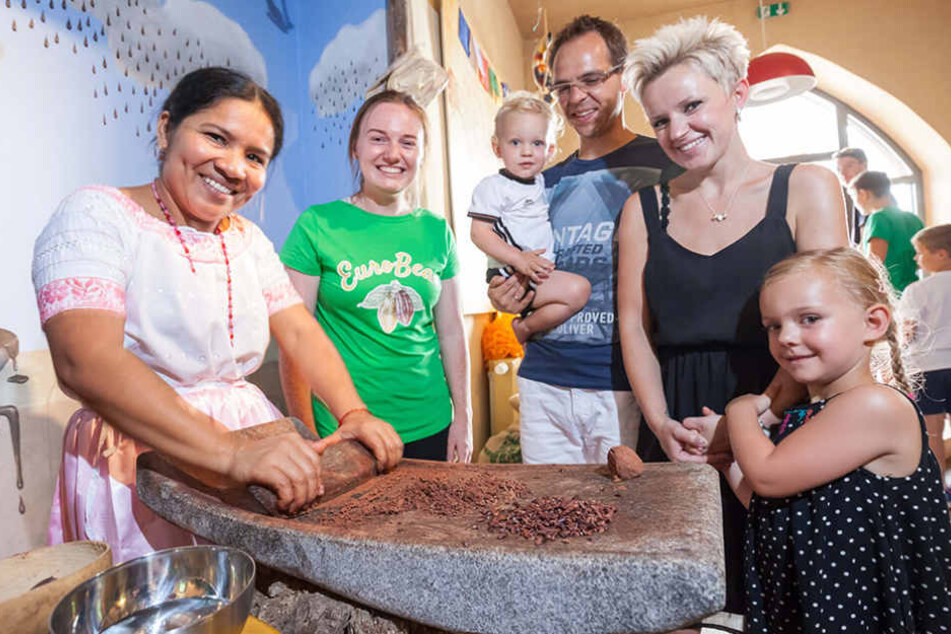 Cordelia Choco (32) zeigt die Zubereitung des
Maya-Schokotrunks.