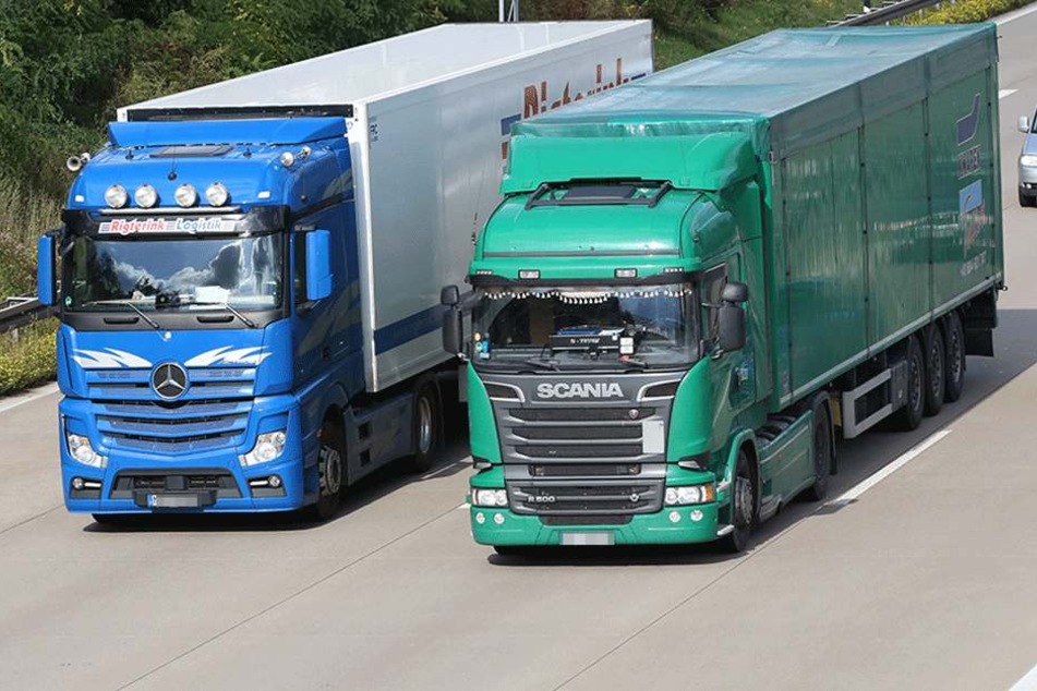 Ein Elefantenrennen nervt nicht nur die nachfolgenden Autofahrer. Es ist auch
kreuzgefährlich. Deshalb sollen sie auf zweispurigen Autobahnen eingeschränkt
werden.