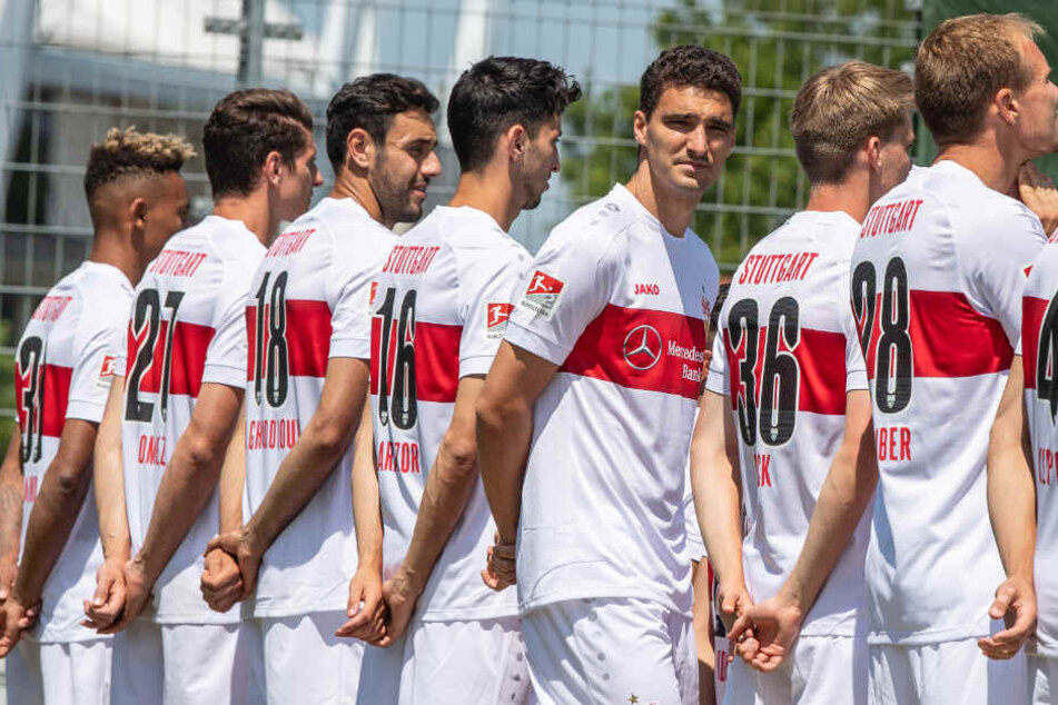 VfB-Verteidiger Marcin Kaminski (3.v.r.) feiert heute seinen 28. Geburtstag. (Archivbild)