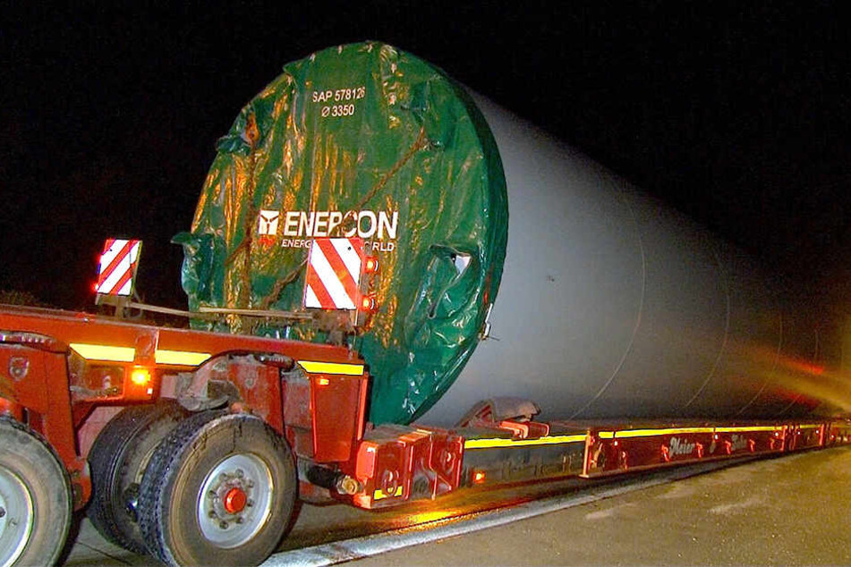 Der tonnenschwere Transporter hatte ein Bauteil für eine Windkraftanlage geladen.