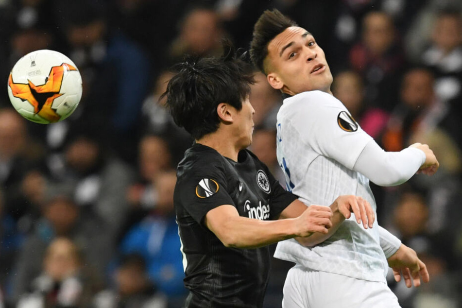 Makoto Hasebe (li.) kommt zu spät ins Kopfballduell mit Lautaro Martinez.