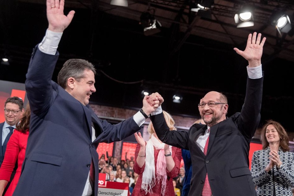 Der alte und der neue Vorsitzende Hand in Hand: Sigmar Gabriel (li.) und Martin Schulz.