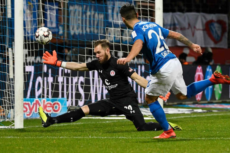 Torwart Robin Himmelmann vereitelt die Torchance des Bochumer Angreifers.