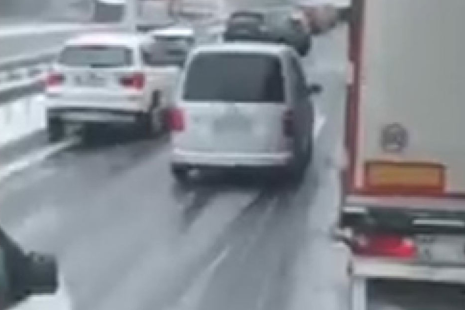 Dieser Fahrer stand vorher hinter dem Lkw im Stau. Kurz darauf manövrierte er kurzerhand heraus und fuhr die Rettungsgasse entlang.