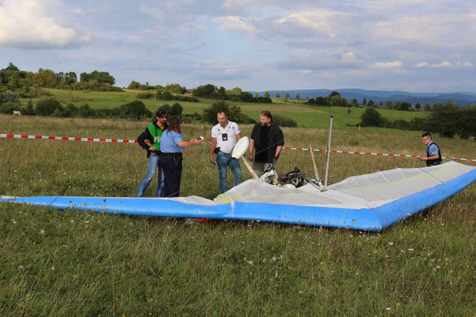 Bei dem Absturz eines Ultraleichtflugzeugs kam am Sonntag der Pilot ums Leben.