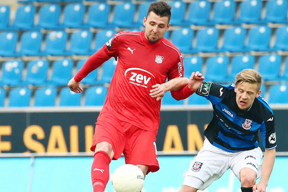 Im April noch Kontrahenten, aber bald Teamkollegen? Zwickau will wohl den Ex-Frankfurter Bentley Baxter Bahn (r.) verpflichten, der hier mit dem FSVer Davy Frick um den Ball kämpft.